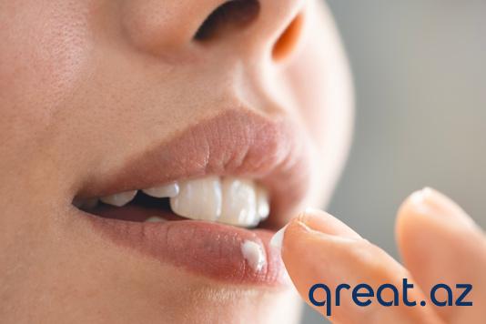 Dodaq Çatlamasına Qarşı Möcüzəvi Balzam: Evdə Hazırlayın!