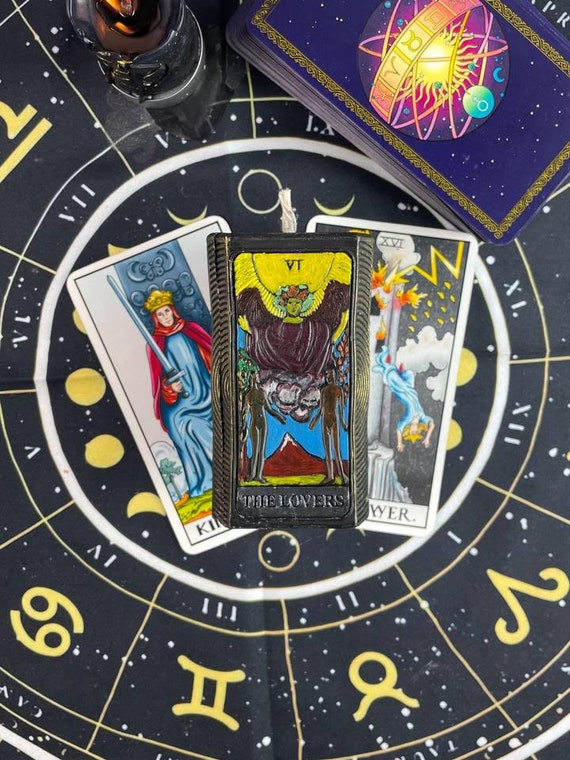 Tarot Kartları Oxuyarkən Şam Seçimi: Enerjini Düzgün Yönləndirmək